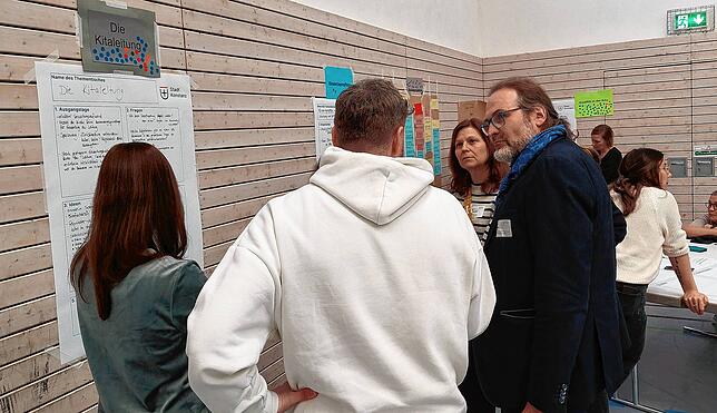 Bastian Remkes (rechts) ist als Trägervertreter der evangelischen Kirche gekommen und macht sich vor allem Gedanken um das Kindeswohl.