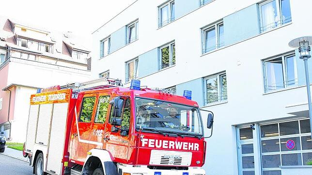St. Georgener Feuerwehr am Mittwochmorgen vor dem Elisabethhaus.