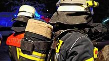 Die Singener Feuerwehr musste einen brennenden Mülleimer löschen, in dem Sprüdosen entsorgt werden sollten.