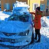 Vivian Hall hat es fast geschafft, ihr Auto ist nach ihrer Schneeräumaktion endlich wieder Fahrbereit, Muskelkater inklusive.