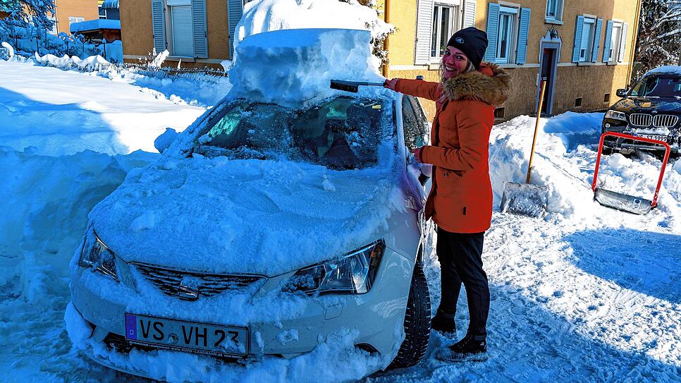 Vivian Hall hat es fast geschafft, ihr Auto ist nach ihrer Schneeräumaktion endlich wieder Fahrbereit, Muskelkater inklusive.