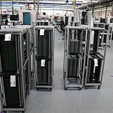 In der Werkshalle: Moderne Leiterplattenbestückung auf antistatischem Industrieboden. Bild: Georg Becker