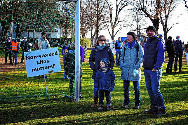 Auch zahlreiche Familien mit Kindern kamen zur Demonstration zum Seesportplatz.