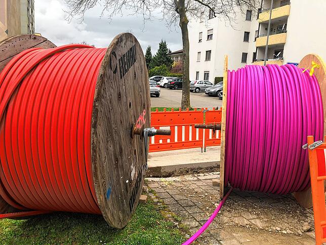 Im Februar 2022 begannen auf dem Aarberg die Arbeiten für das Glasfasernetz der Stadtwerke. Das Bild zeigt Kabelrollen in der Bloisstraße.