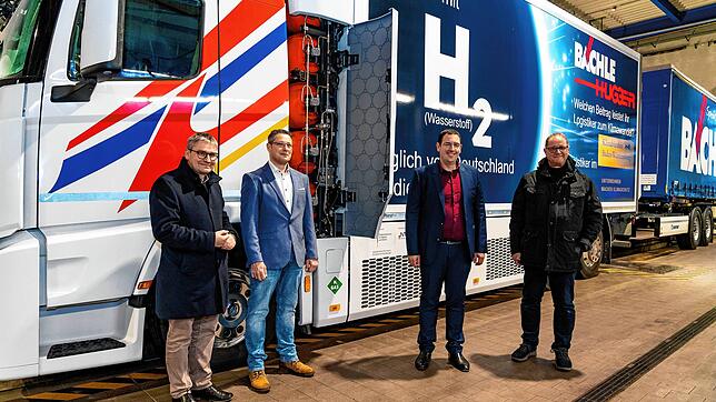 Sie freuen sich über den ersten Wasserstoff-Lastwagen in Baden-Württemberg: Landtagsabgeordneter Frank Bonath (von links), ...