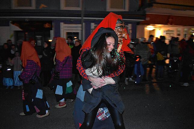 Die Wehrer Hexen hatten es auf junge Damen unter dem Publikum des Nachtumzuges abgesehen.