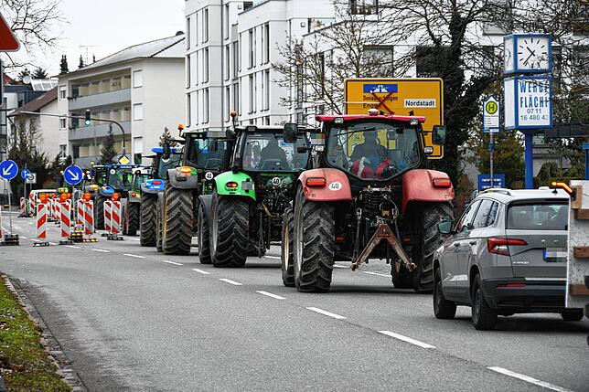 Auf der Anfahrt vor der zentralen Kundgebung in Mühlhausen-Ehingen kamen viele Landwirte mit ihren Traktoren durch die Stadt Singen. Wie ...