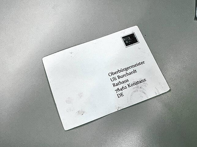 Auf der Rückseite wird das Rathaus als Empfänger-Adresse genannt, oben rechts die vielsagende Briefmarke aus dem Jahr 1971.