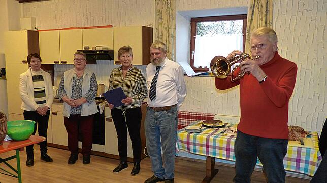 Die stellvertretenden Vorsitzenden Elena Vogel (von links) und Inge Maurer, das neue Ehrenmitglied Petra Kaiser und der Vorsitzende ...