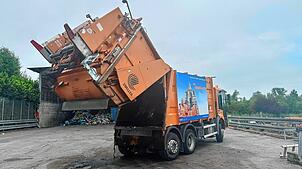 Ein Müllwagen der Entsorgungsbetriebe Stadt Konstanz ist nach seiner Entleerung bereit für eine neue Tour durch die Stadt.