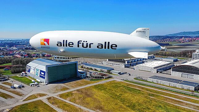 Bild 1: Haben Sie ihn entdeckt? Mit dieser Botschaft war der Zeppelin am Wochenende am Himmel zu sehen
