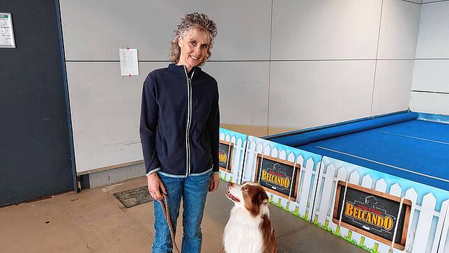 Patricia Braun aus Loßburg bei Freudenstadt mit ihrem Australian Sheperd-Rüden Benji.