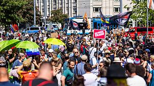 In Freiburg demonstrierten Menschen in der Innenstadt.