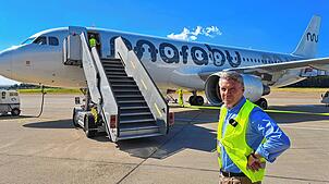 Detlef Schäfer auf dem Rollfeld des Flughafen Friedrichshafen. Die Maschine der Marabu Airlines verbindet den Bodensee-Airport mit der ...
