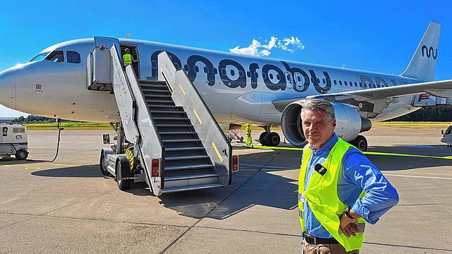 Detlef Schäfer auf dem Rollfeld des Flughafen Friedrichshafen. Die Maschine der Marabu Airlines verbindet den Bodensee-Airport mit der ...