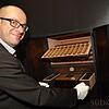 Das Innenleben des 199&nbsp;000 Euro teuren Luxus-Humidors präsentiert hier mit den sprichwörtlichen Samthandschuhen Christoph Puszkar, ...