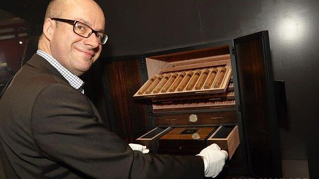 Das Innenleben des 199&nbsp;000 Euro teuren Luxus-Humidors präsentiert hier mit den sprichwörtlichen Samthandschuhen Christoph Puszkar, ...