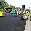 Auf der B 27 beim Blumberger Nordwerk wird die Deckschicht für die neue Fahrbahn eingebaut. Links im Bild fährt eine Walze, rechts neben ...
