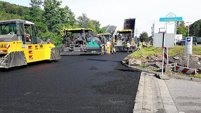 Auf der B 27 beim Blumberger Nordwerk wird die Deckschicht für die neue Fahrbahn eingebaut. Links im Bild fährt eine Walze, rechts neben ...