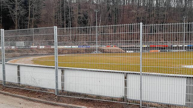 Seit kurzem ist das frisch sanierte Osterholz-Stadion umzäunt. Dadurch sind auch alle  Stehplätze für Zuschauer weggefallen.