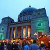 In besinnlicher Atmosphäre: Der Weihnachtsmarkt auf dem Domplatz in St. Blasien.