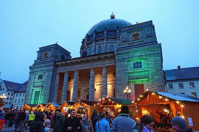 In besinnlicher Atmosphäre: Der Weihnachtsmarkt auf dem Domplatz in St. Blasien.