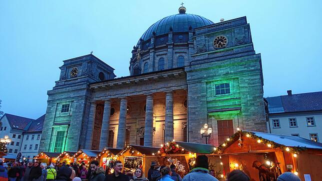 In besinnlicher Atmosphäre: Der Weihnachtsmarkt auf dem Domplatz in St. Blasien.