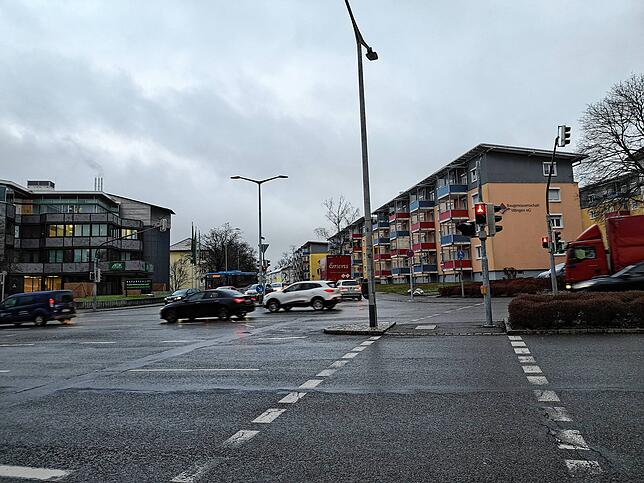 Über eine Minute müssen Fußgänger hier auf Grün warten.