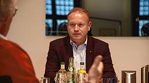 Jan Zeitler, Oberbürgermeister von Überlingen, im Gespräch mit SÜDKURIER-Mitarbeiter Hanspeter Walter.
