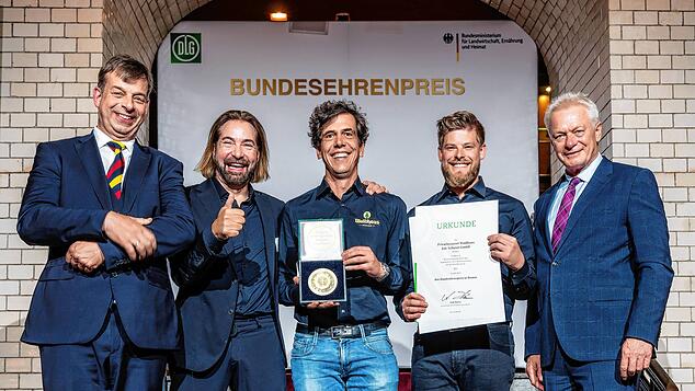 Auszeichnung für Privatbrauerei Waldhaus: Bundesminister Alois Rainer (rechts) überreicht gemeinsam mit DLG-Präsident Hubertus Paetow ...