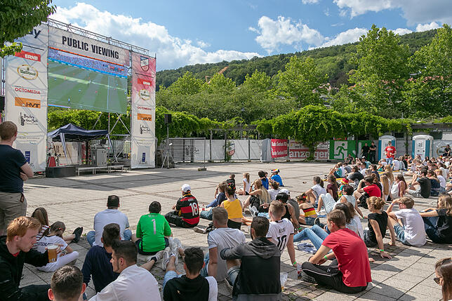 Rund 600 Besucher kamen zum Public Viewing des VfB Waldshut auf dem Waldshuter Viehmarktplatz.