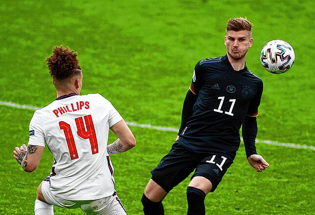 Timo Werner (rechts) und Kalvin Phillips kämpfen um den Ball.