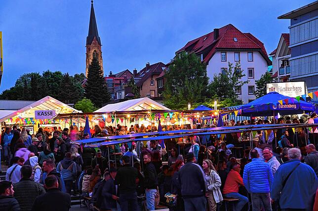 Bild 10: Tausende Besucher feiern beim Stadtfest