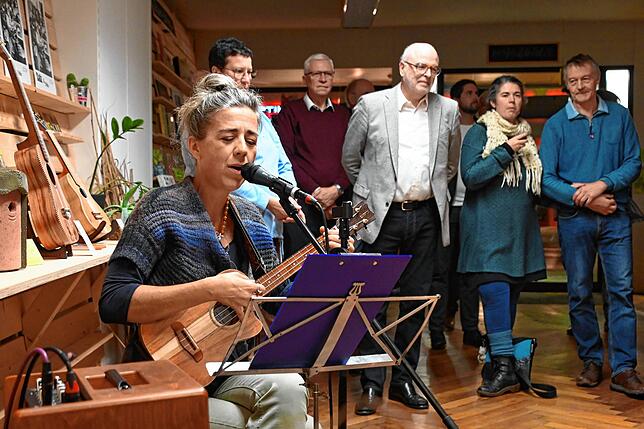 Künstlerin Ivy von Kuku-Ukulele spielt auf der Ukulele und singt „Fields of Gold“.