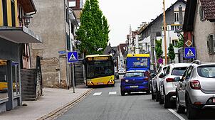 Wenn, wie beschlossen, die drei Parkplätze in der Hauptstraße vor dem Döner-Imbiss wegfallen, gehören solche kniffligen Situationen wohl ...