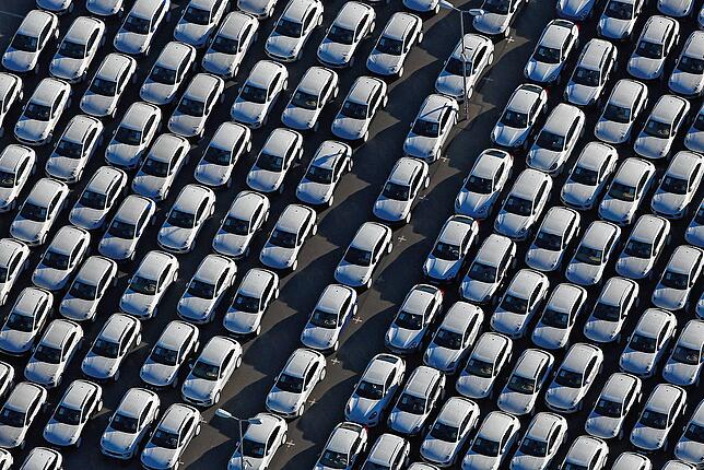 Neuwagen von Porsche stehen auf dem Gelände des Porsche Werks in Leipzig. Die Automobilwirtschaft leidet derzeit unter großen Beständen ...