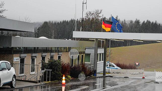 Der Grenzübergang Blumberg-Neuhaus ist der einzige Grenzübergang vom Schwarzwald-Baar-Kreis in die Schweiz. Schmuggler und andere ...