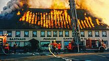 Lichterloh in Flammen steht das Gasthaus &bdquo;Krone&ldquo; in Peterzell am 5. Februar 1989, wie dieses Archivbild zeigt. 100 ...