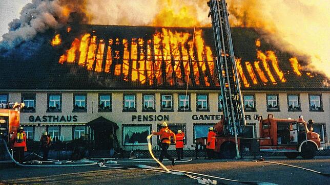 Lichterloh in Flammen steht das Gasthaus &bdquo;Krone&ldquo; in Peterzell am 5. Februar 1989, wie dieses Archivbild zeigt. 100 ...
