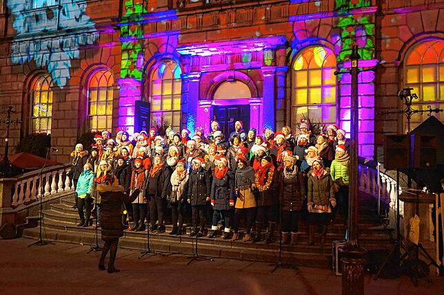 In Dublins Straßen singen Chöre bunt in Szene gesetzt Weihnachtslieder. Bild:  Ingrid Ploss