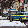 Polizeifahrzeuge bei einer Hausdurchsuchung in der Stockacher Oberstadt im Januar 2021.
