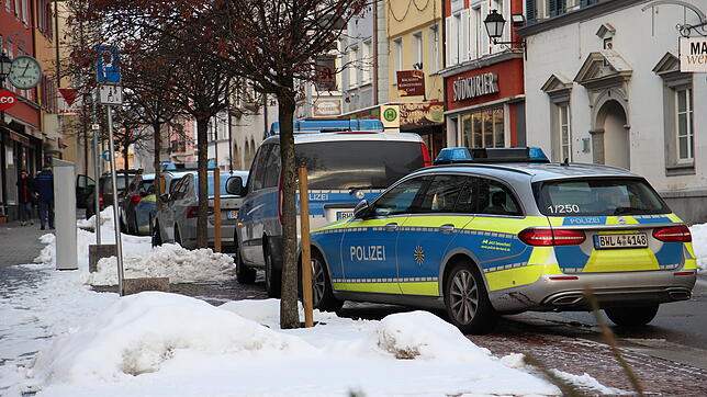 Polizeifahrzeuge bei einer Hausdurchsuchung in der Stockacher Oberstadt im Januar 2021.