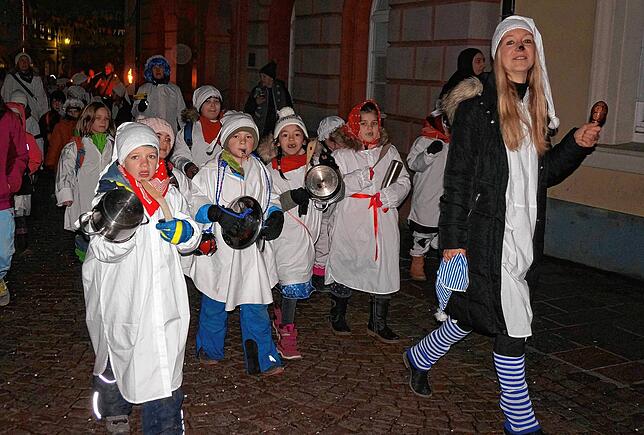 &bdquo;Musik&ldquo; am frühen Morgen: Beim Wecken marschieren die kleinen Hemdglunker-Narren der Johann Peter Hebel mit allem was Lärm ...