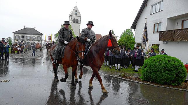 Toni Romer (links) von der Reitergruppe Ravensburg wurde für seine 50. Teilnahme am Georgiritt geehrt. Neben ihm reitet Stefan Doblin.