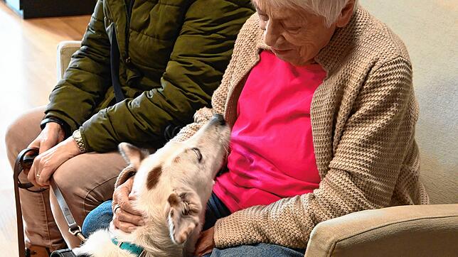 Mariliese Gruoner streichelt Hündin Lotta. Die 80-jährige Bewohnerin des Altenheims &bdquo;Sonnengarten&ldquo; in Wutöschingen freut ...