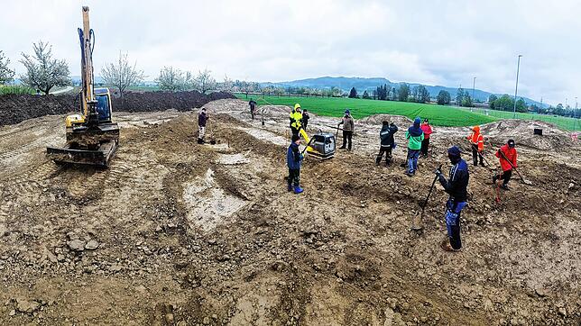 Bei der 72-Stunden-Aktion setzte das Wetter den Projekten bisweilen Grenzen. Hier war die KJG Frickingen-Altheim am Aubach noch bei der ...