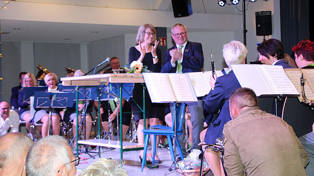 Mit herzlichen Beifall danken der scheidende Dirigent Michael Jerg und seine Gattin Christa Jerg den Musikerinnen und Musikern der ...