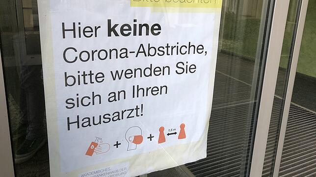PCR-Abstriche werden nur am Abstrichzentrum an der Hallerhöhe und bei den Schwerpunktpraxen vorgenommen.