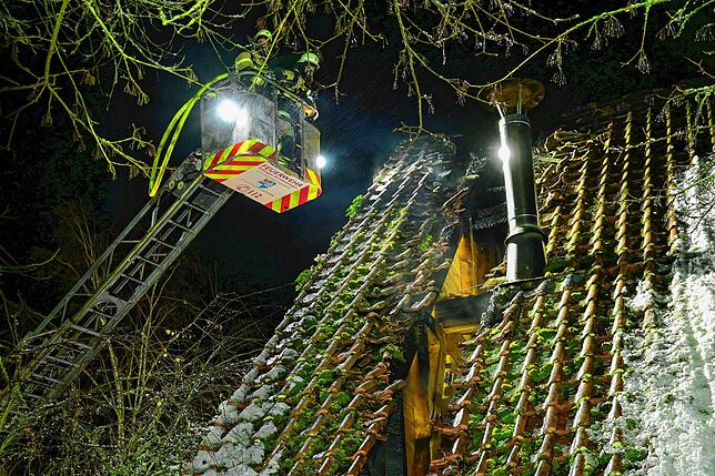 Die Feuerwehr setzt zur Brandbekämpfung an der Waldkulturscheune bei den Spitalhöfen auch die Drehleiter ein.