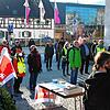 Verdi-Fahnen und Publikum vor dem Singener Rathaus: Die Gewerkschaft hat zu einer Kundgebung zu den Tarifverhandlungen für Sozial- und ...